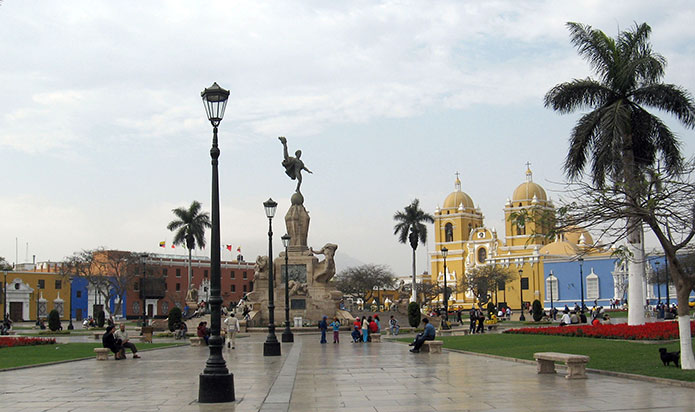 Trujillo-tours-city-plaza-de-armas