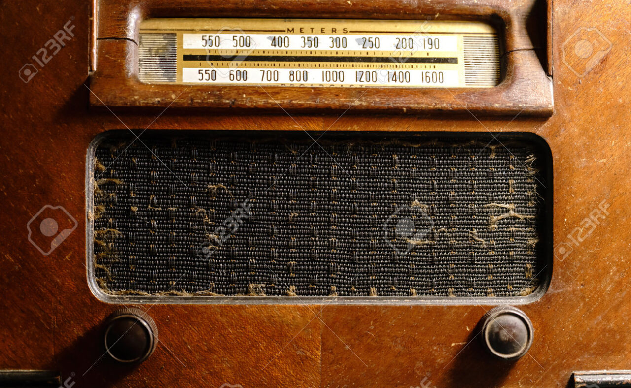 204655049-radio-de-madera-marrón-vintage-con-perillas-oxidadas