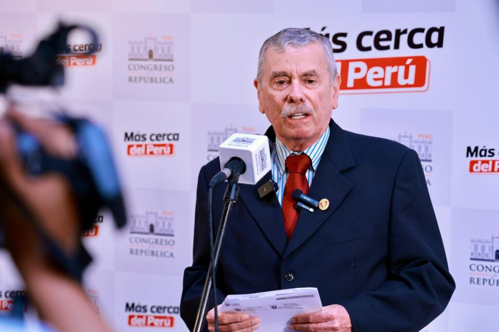 “La Constitución no solo se cita, sino que se vive y se respeta”, afirma Fernando Rospigliosi