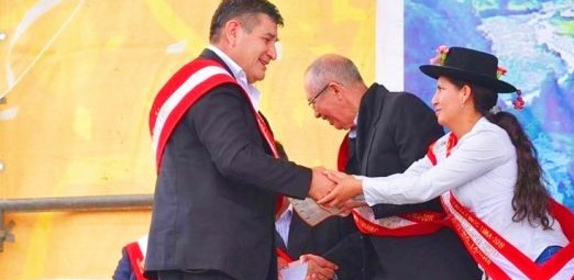 En-2018-Jorge-Luis-Rodriguez-recibe-distincion-del-pueblo-de-Sacsamarca-como-heeoe-de-la-pacificacion-y-de-la-democracia..jpg