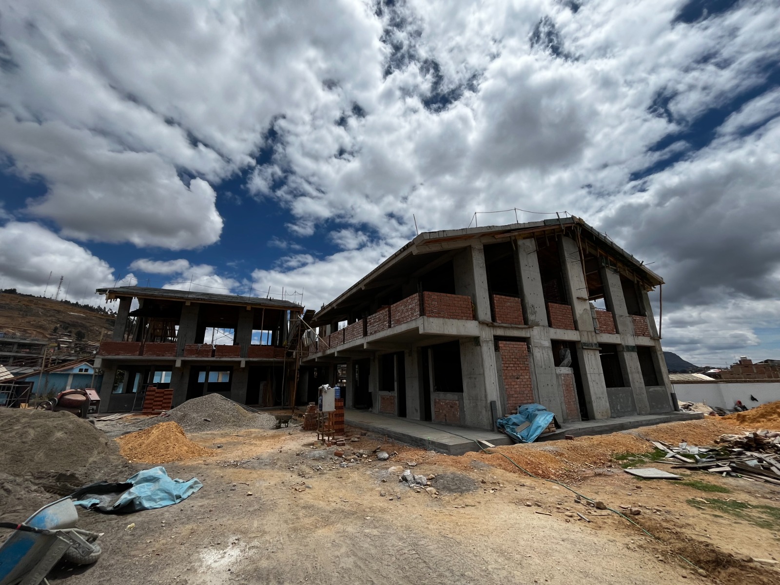 GOBIERNO REGIONAL SUPERVISA AVANCES DE OBRAS DE COLEGIO E INSTITUTO EN HUAMACHUCO