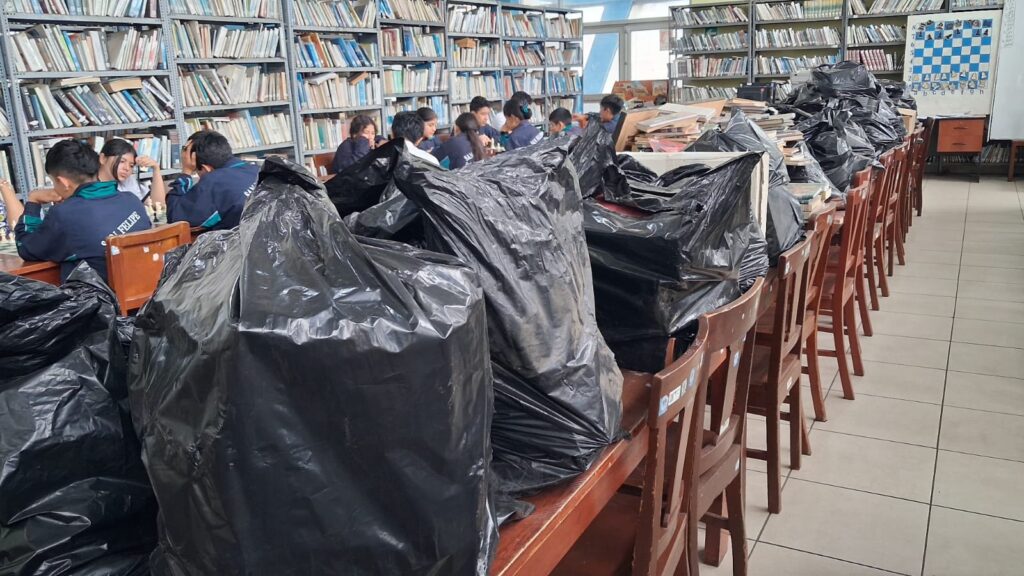 GERENTE EDIL CONFIRMA QUE LIBROS DONADOS POR FAMOSO PERIODISTA MJO ESTÁN EN BOLSAS